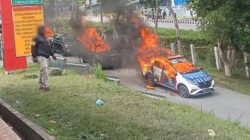Tiga Orang Tewas Tertembak, Warga Rusuh Bakar Kendaraan Dinas TNI Polri